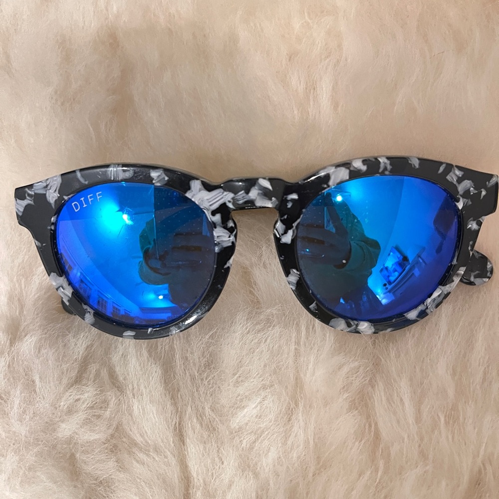 Diff blue mirrored sunglasses
